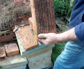 Rozvojový tím v akcii / Budovanie ohniska pri posedení v lese - foto