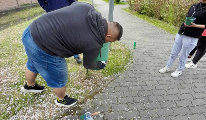 3. fotografia fotogalérie Rozvojový tím v akcii / Obnova náterov kovových smetných nádob v obci!  - foto