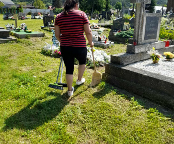 Rozvojový tím v akcii / Starostlivosť o obecný cintorín - foto