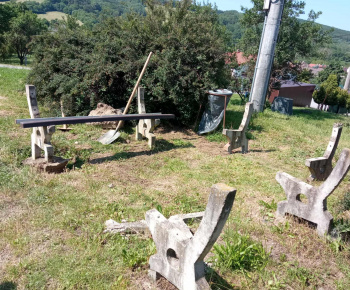 Rozvojový tím v akcii / Montáž lavičiek a úprava terénu – nové miesto pre stretávanie mládeže - foto