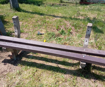 Rozvojový tím v akcii / Montáž lavičiek a úprava terénu – nové miesto pre stretávanie mládeže - foto