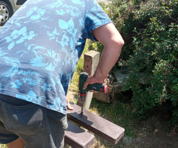 Rozvojový tím v akcii / Montáž lavičiek a úprava terénu – nové miesto pre stretávanie mládeže - foto