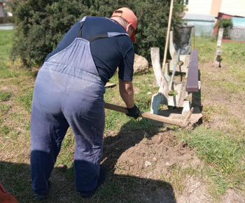 Rozvojový tím v akcii / Montáž lavičiek a úprava terénu – nové miesto pre stretávanie mládeže - foto