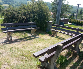 Rozvojový tím v akcii / Montáž lavičiek a úprava terénu – nové miesto pre stretávanie mládeže - foto