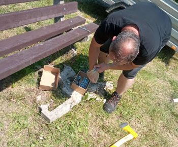 Rozvojový tím v akcii / Montáž lavičiek a úprava terénu – nové miesto pre stretávanie mládeže - foto