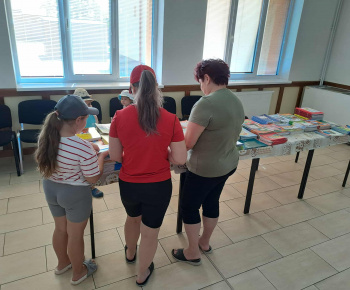 Rozvojový tím v akcii / Burza šatstva a kníh - foto