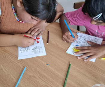 Rozvojový tím v akcii / Farebná lúka rozkvitla aj v našom Mami klube - foto