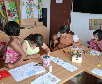 Rozvojový tím v akcii / Farebná lúka rozkvitla aj v našom Mami klube - foto