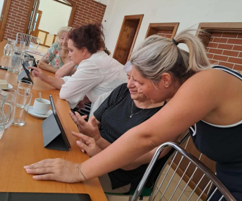 Rozvojový tím v akcii / Znova online – spoločné chvíle pri káve a digitálnych zručnostiach - foto