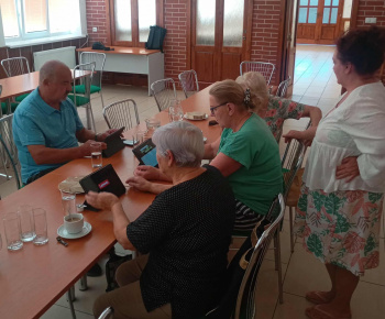 Rozvojový tím v akcii / Znova online – spoločné chvíle pri káve a digitálnych zručnostiach - foto