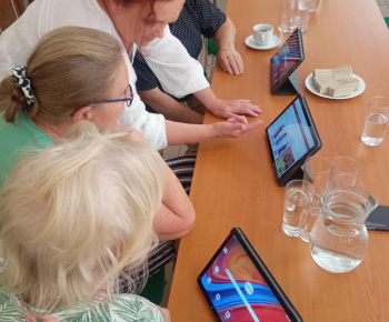 Rozvojový tím v akcii / Znova online – spoločné chvíle pri káve a digitálnych zručnostiach - foto