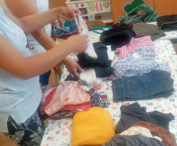 Rozvojový tím v akcii / Šatníková výmena – pomoc, ktorá hreje - foto