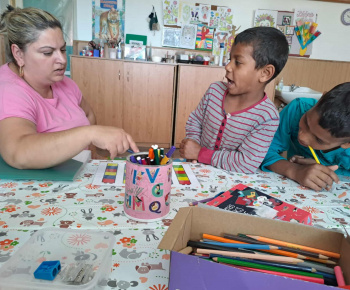 Rozvojový tím v akcii / Učenie hrou: triedenie farieb a opakovanie poznatkov - foto