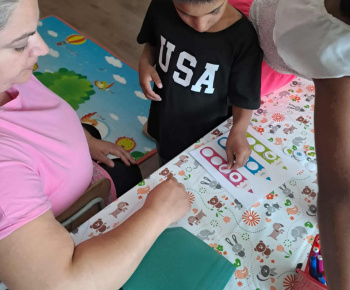 Rozvojový tím v akcii / Učenie hrou: triedenie farieb a opakovanie poznatkov - foto