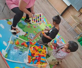 Rozvojový tím v akcii / Učenie hrou: triedenie farieb a opakovanie poznatkov - foto