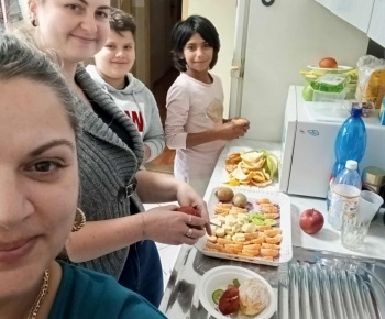 Rozvojový tím v akcii / Ovocná kuchyňa v Mami klube - foto