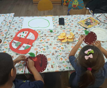 Rozvojový tím v akcii / Červík v jabĺčku – Medzinárodný deň jablka - foto