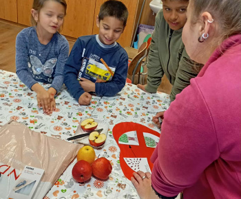 Rozvojový tím v akcii / Červík v jabĺčku – Medzinárodný deň jablka - foto