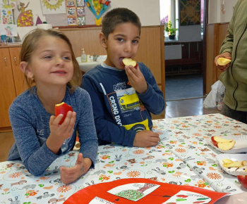 Rozvojový tím v akcii / Červík v jabĺčku – Medzinárodný deň jablka - foto