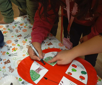 Rozvojový tím v akcii / Červík v jabĺčku – Medzinárodný deň jablka - foto