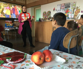 Rozvojový tím v akcii / Červík v jabĺčku – Medzinárodný deň jablka - foto