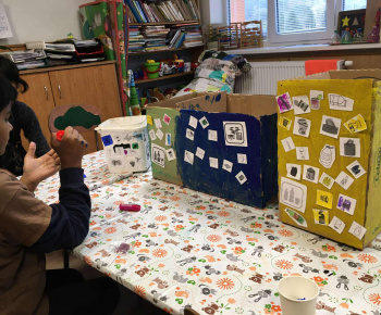 Rozvojový tím v akcii / Farebné koše – učíme sa triediť odpad - foto