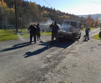 Rozvojový tím v akcii / Oprava vedľajších ciest v našej obci  - foto