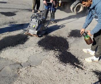 Rozvojový tím v akcii / Oprava vedľajších ciest v našej obci  - foto