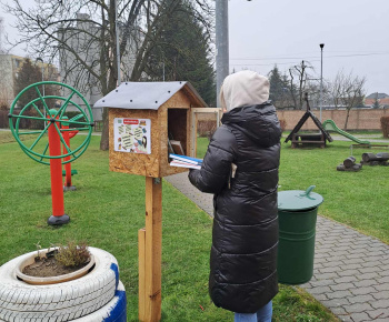 Rozvojový tím v akcii / Doplnenie knižnej búdky  - foto