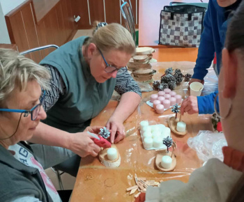 Rozvojový tím v akcii / Kreatívne popoludnie so seniormi – tvorenie, rozhovory a dobrá nálada - foto