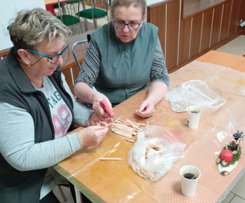 Rozvojový tím v akcii / Kreatívne popoludnie so seniormi – tvorenie, rozhovory a dobrá nálada - foto