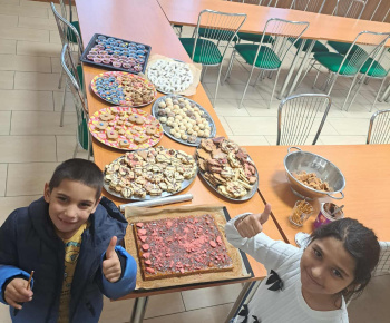 Rozvojový tím v akcii / Vianočná pekárnička v Mami klube  - foto