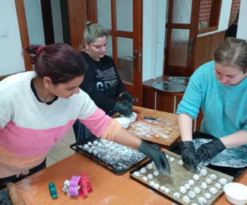 Rozvojový tím v akcii / Vianočná pekárnička v Mami klube  - foto