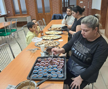 Rozvojový tím v akcii / Vianočná pekárnička v Mami klube  - foto