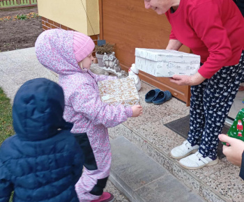 Rozvojový tím v akcii / Koľko lásky sa zmestí do krabičky od topánok - foto