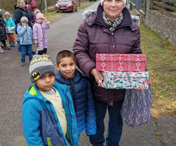 Rozvojový tím v akcii / Koľko lásky sa zmestí do krabičky od topánok - foto