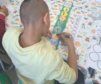 Rozvojový tím v akcii / Keď písmená stavajú snehuliaka  - foto