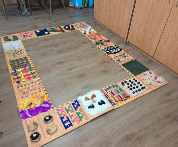 Rozvojový tím v akcii / Senzomotorický chodník – malé kroky, veľký význam  - foto