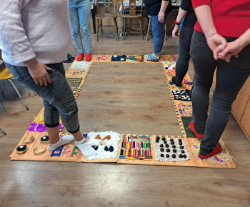 Rozvojový tím v akcii / Senzomotorický chodník – malé kroky, veľký význam  - foto