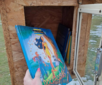 Rozvojový tím v akcii / Rozprávky čakajú v knižnej búdke!  - foto