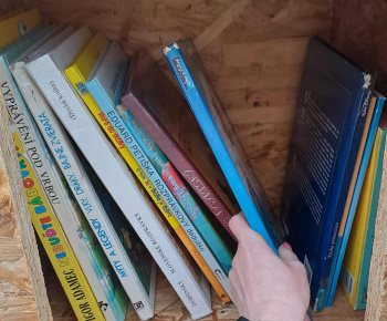 Rozvojový tím v akcii / Rozprávky čakajú v knižnej búdke!  - foto