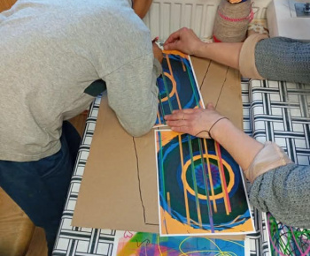 Rozvojový tím v akcii / Písmená v obrazoch“ – keď sa digitálny svet stretne s farbami na papieri - foto