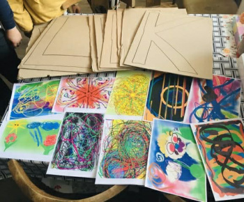 Rozvojový tím v akcii / Písmená v obrazoch“ – keď sa digitálny svet stretne s farbami na papieri - foto