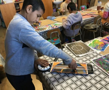 Rozvojový tím v akcii / Písmená v obrazoch“ – keď sa digitálny svet stretne s farbami na papieri - foto