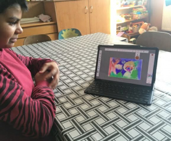 Rozvojový tím v akcii / Písmená v obrazoch“ – keď sa digitálny svet stretne s farbami na papieri - foto