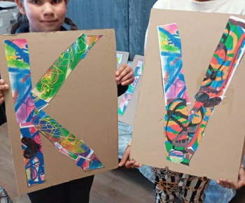 Rozvojový tím v akcii / Písmená v obrazoch“ – keď sa digitálny svet stretne s farbami na papieri - foto