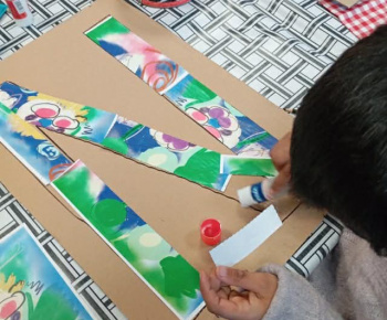 Rozvojový tím v akcii / Písmená v obrazoch“ – keď sa digitálny svet stretne s farbami na papieri - foto