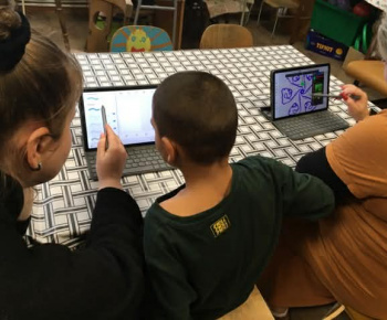 Rozvojový tím v akcii / Písmená v obrazoch“ – keď sa digitálny svet stretne s farbami na papieri - foto