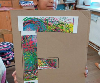 Rozvojový tím v akcii / Písmená v obrazoch“ – keď sa digitálny svet stretne s farbami na papieri - foto