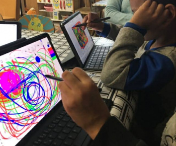 Rozvojový tím v akcii / Písmená v obrazoch“ – keď sa digitálny svet stretne s farbami na papieri - foto